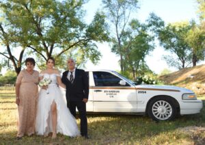 Novia llega a su boda en el taxi de su padre en el Pueblo Mágico de El Fuerte, Sinaloa.