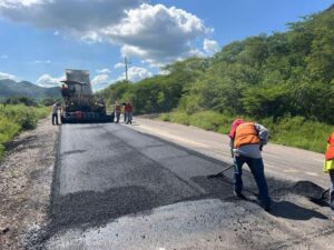 Atiende Gobierno de Sinaloa bacheo de carreteras estatales.