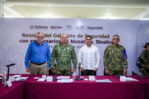 Anuncia gobernador Rocha fortalecimiento de operativos en Mazatlán, con elementos de Defensa y SSyPC.