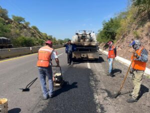 Gobierno del Estado suma 26 millones de pesos invertidos en bacheo de carreteras.