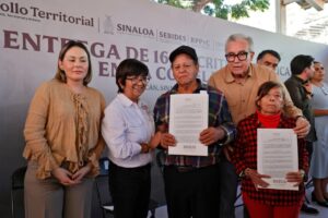 Programa de regularización del suelo beneficia a familias e instituciones educativas en Sinaloa y 10 municipios del estado.
